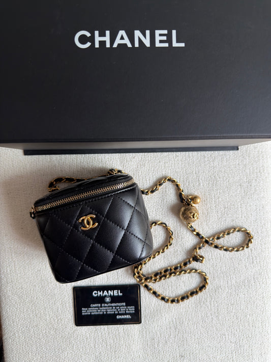 CHANEL Pre-Owned
Pearl Crush Vanity Case with Chain Quilted Lambskin Mini clutch bag